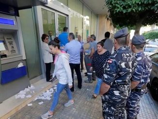 پول لبنان سقوط کرد، مردم سپرده‌های بانکی خود را خالی کردند